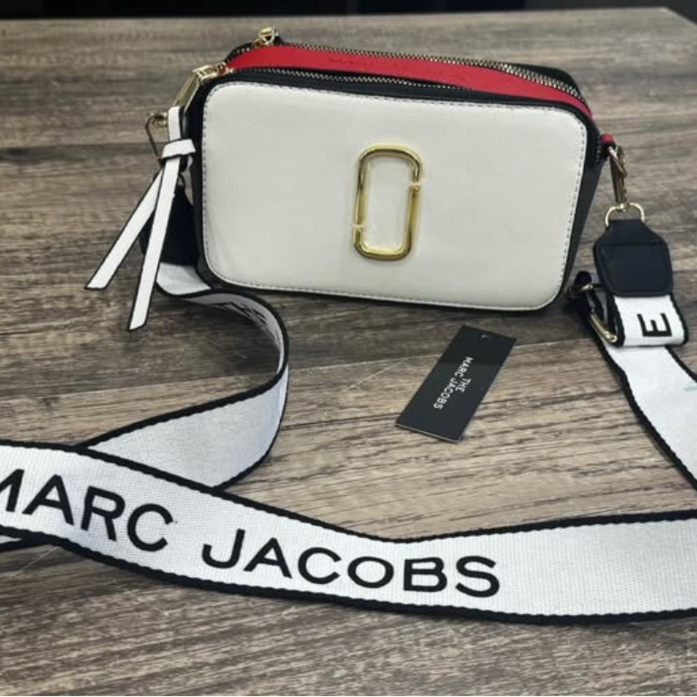 MARC JACOBS
The Snapshot Leather Camera Bag